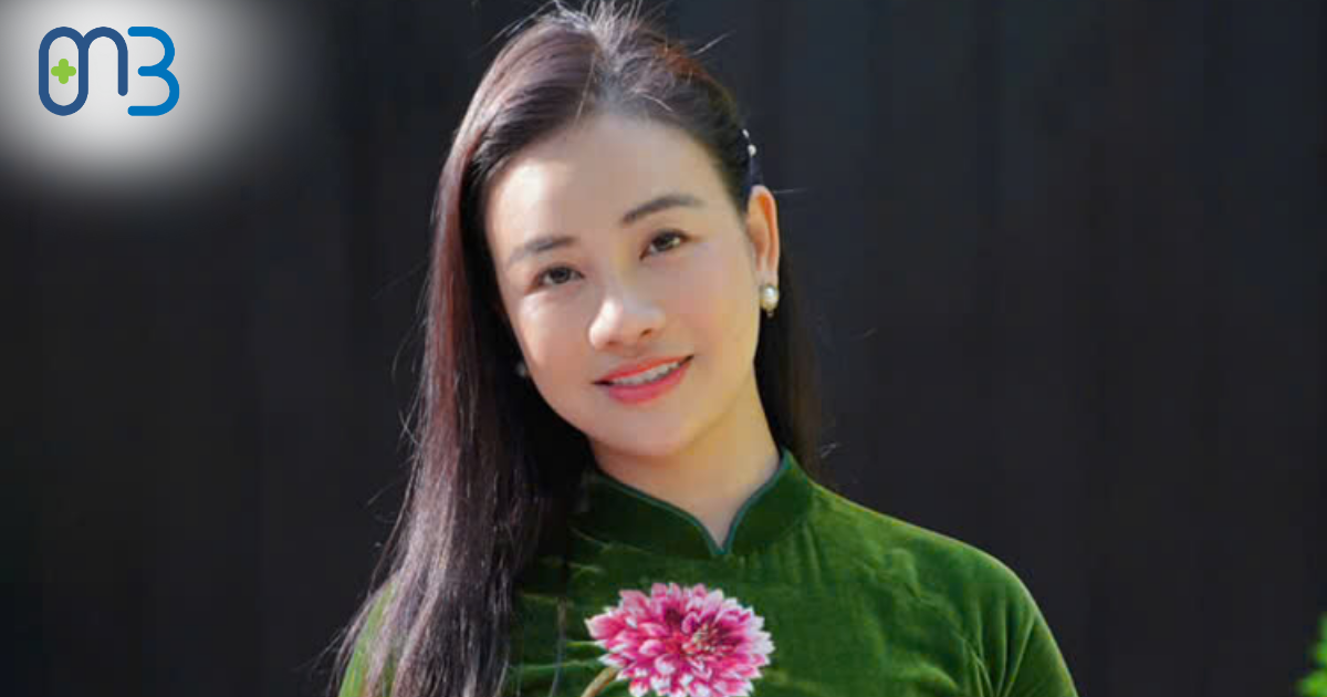 Ths.Ds Lý Thị Ngọc Tú-Giám đốc Công Ty Cổ phần Dược Phẩm và Thiết bị y tế MB trong tà áo dài truyền thống