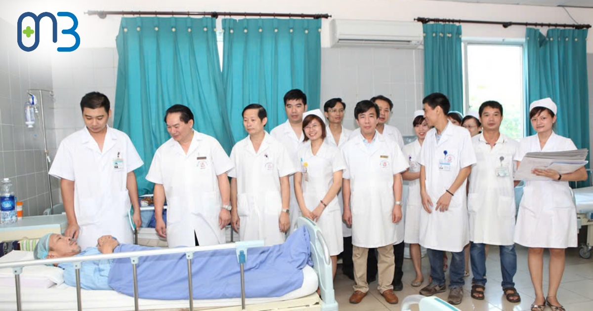 Hình ảnh người thầy áo blue trắng trong sự nghiệp trồng người