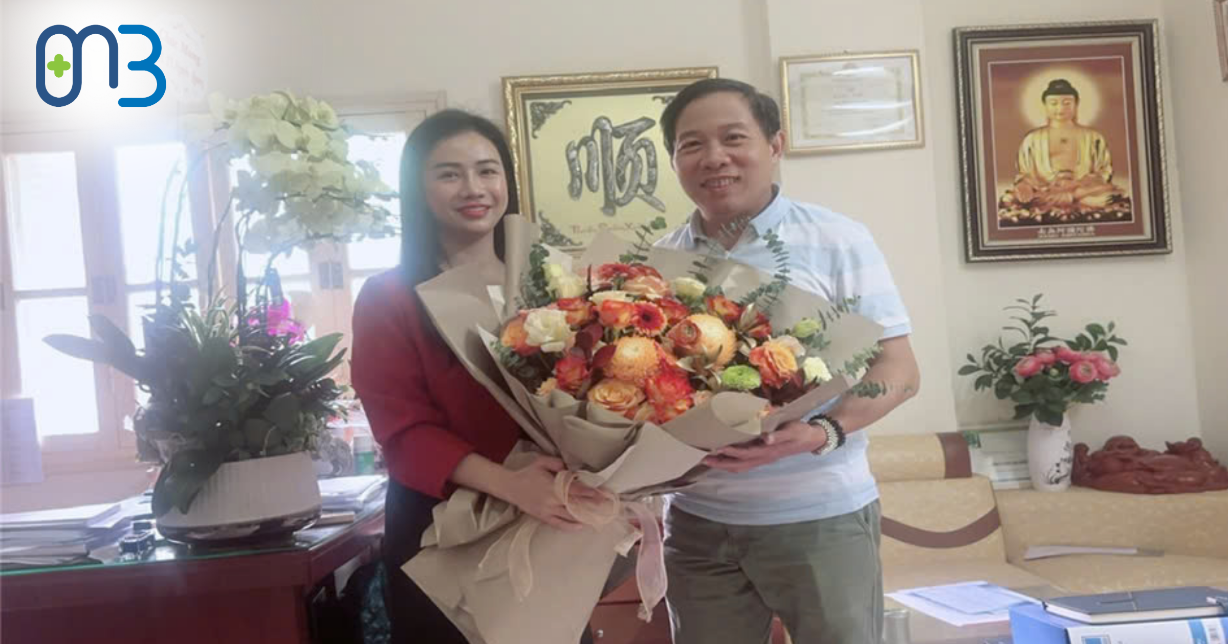 Ths.Ds Lý Thị Ngọc Tú tặng hoa và gửi lời chúc mừng đến PGS.TS Nguyễn Quang