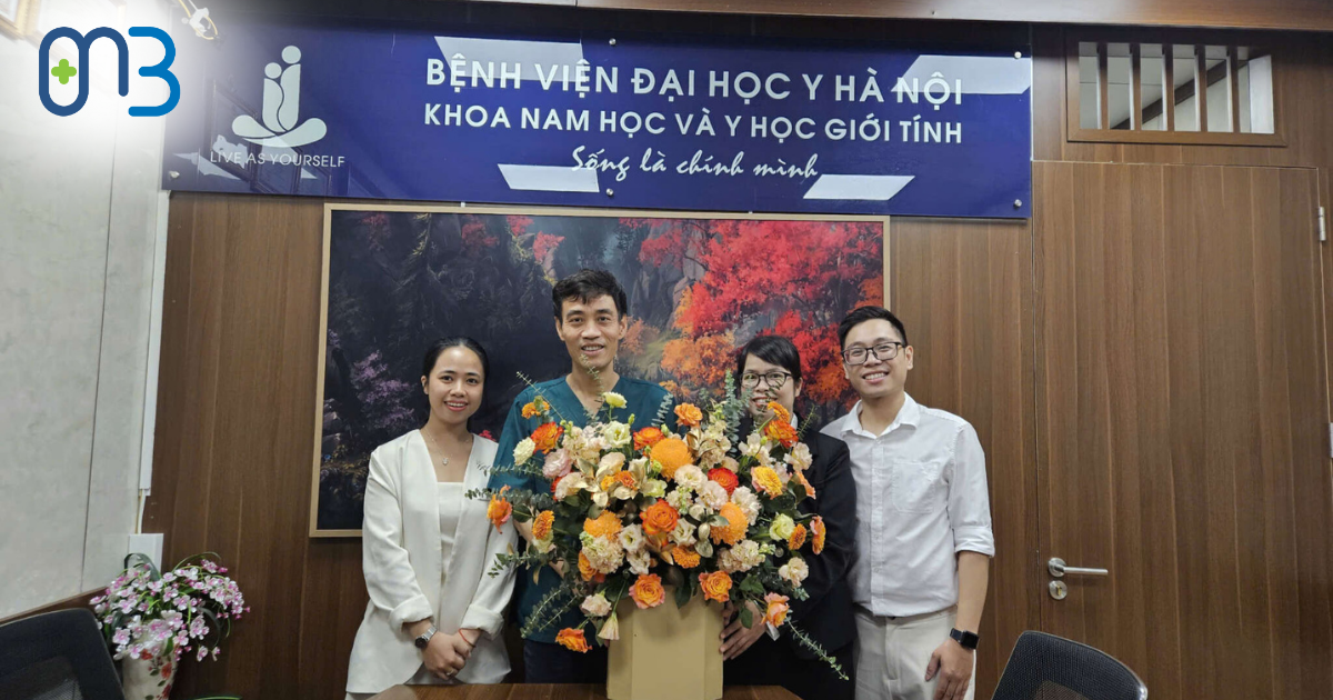 Dược phẩm MB đến tặng hoa và chúc mừng PGS.TS.BS Nguyễn Hoài Bắc – Trưởng khoa Nam học và giới tính Đại học Y Hà Nội