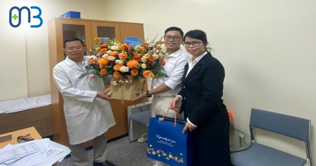 Dược phẩm MB đến tặng hoa và gửi lời chúc mừng đến PGS.TS.BSCC.BSCKII.Trần Văn Hinh