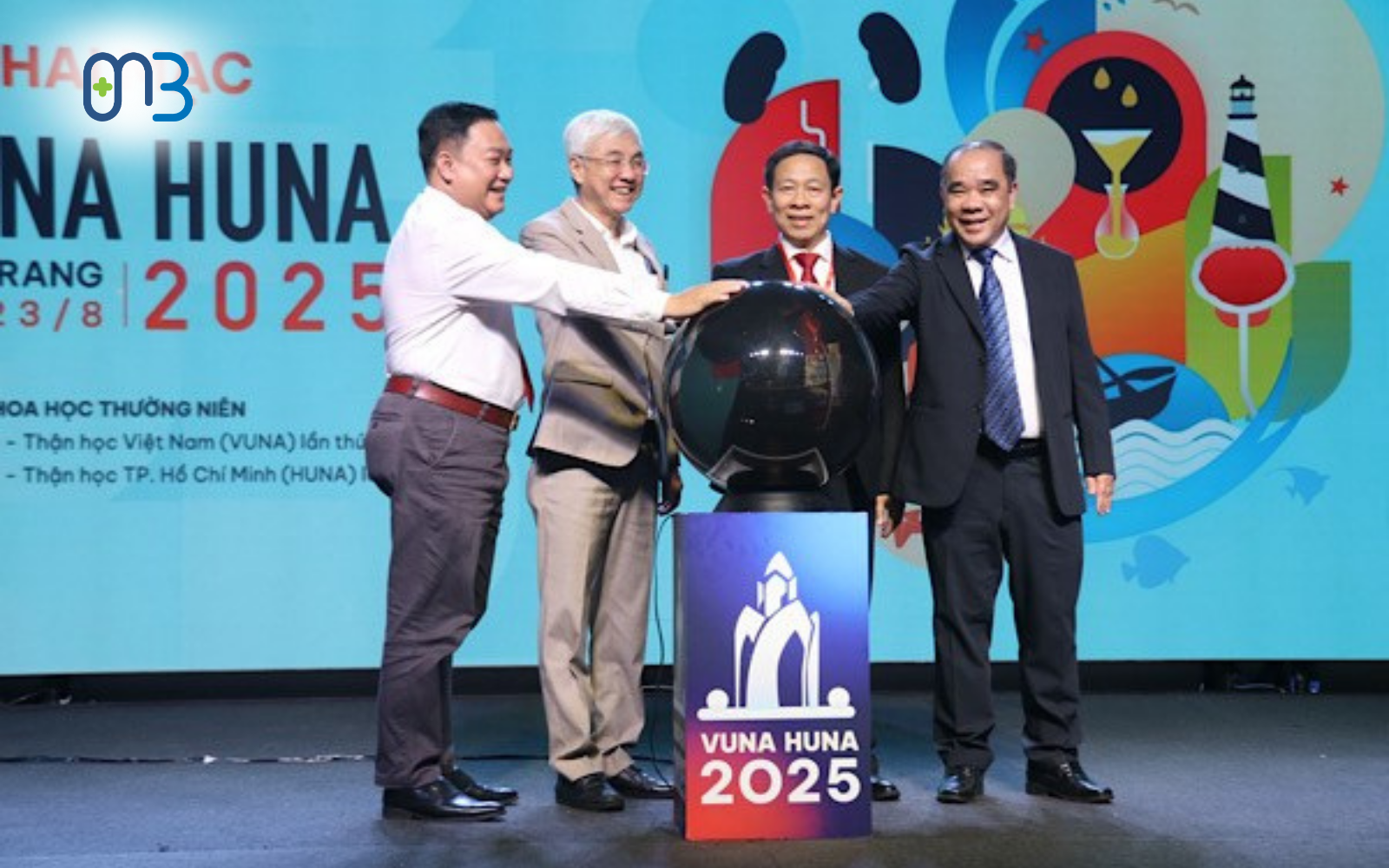 Các đại biểu thực hiện nghi thức khai mạc Hội nghị khoa học về Tiết niệu và Thận học toàn quốc