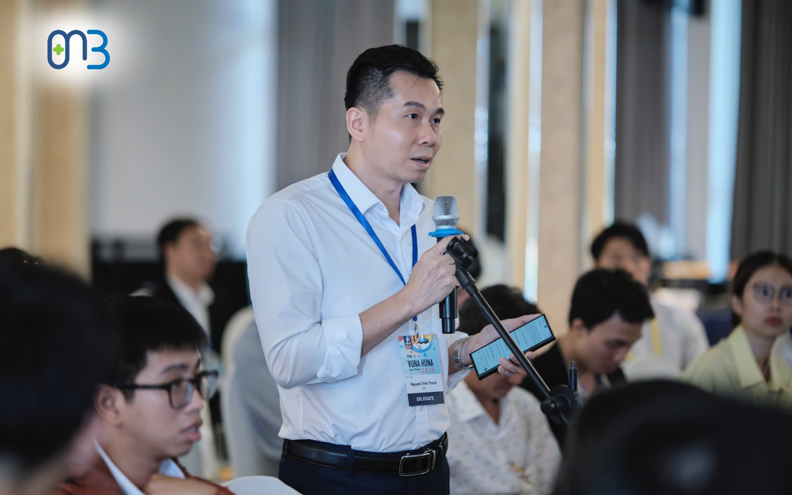 Hình ảnh các bác sĩ trao đổi tại hội nghị