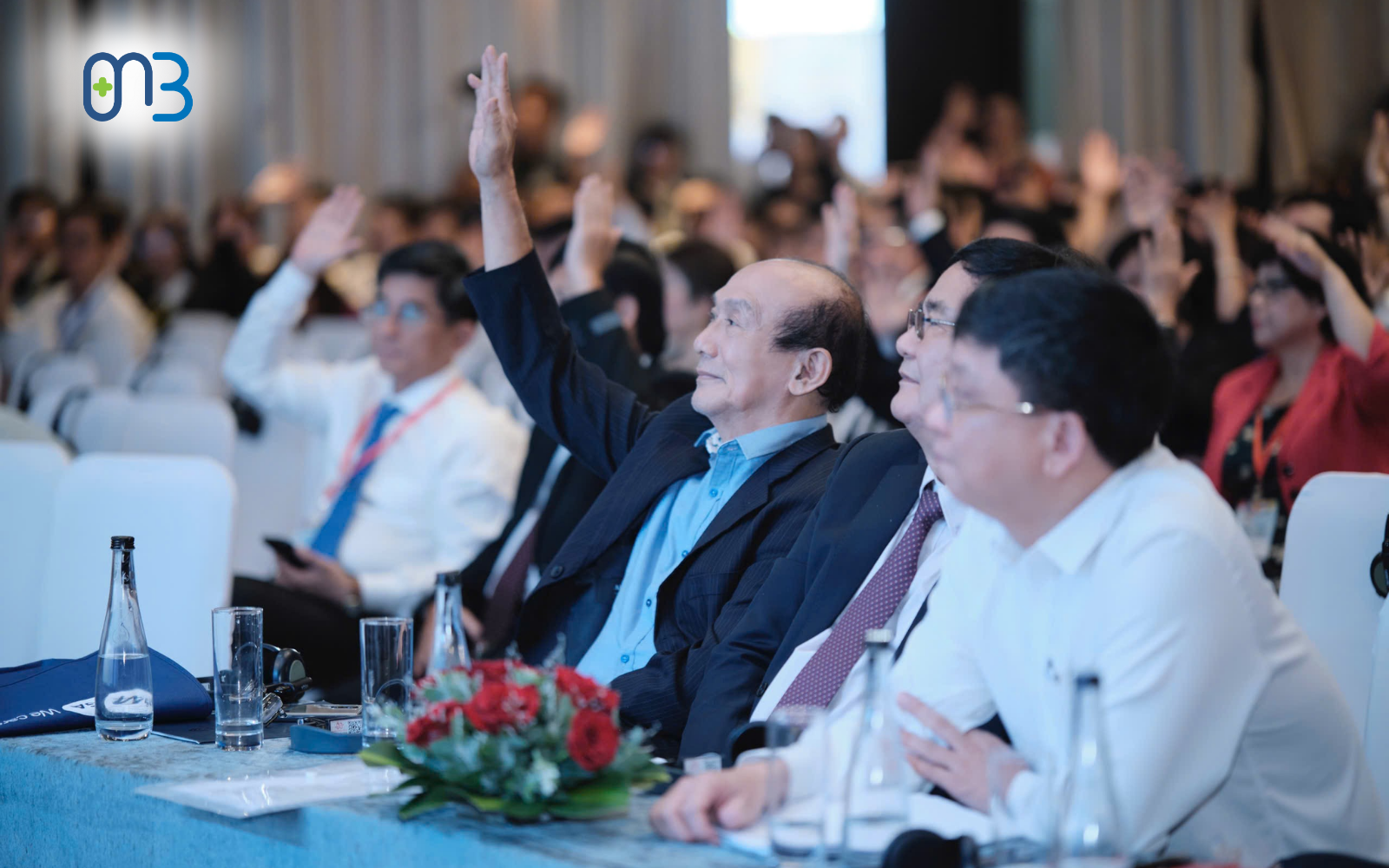 Hình ảnh các bác sĩ trao đổi tại hội nghị