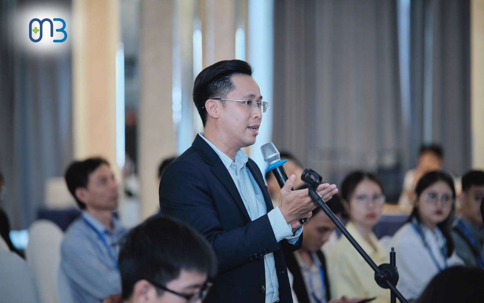 Hình ảnh các bác sĩ trao đổi tại hội nghị