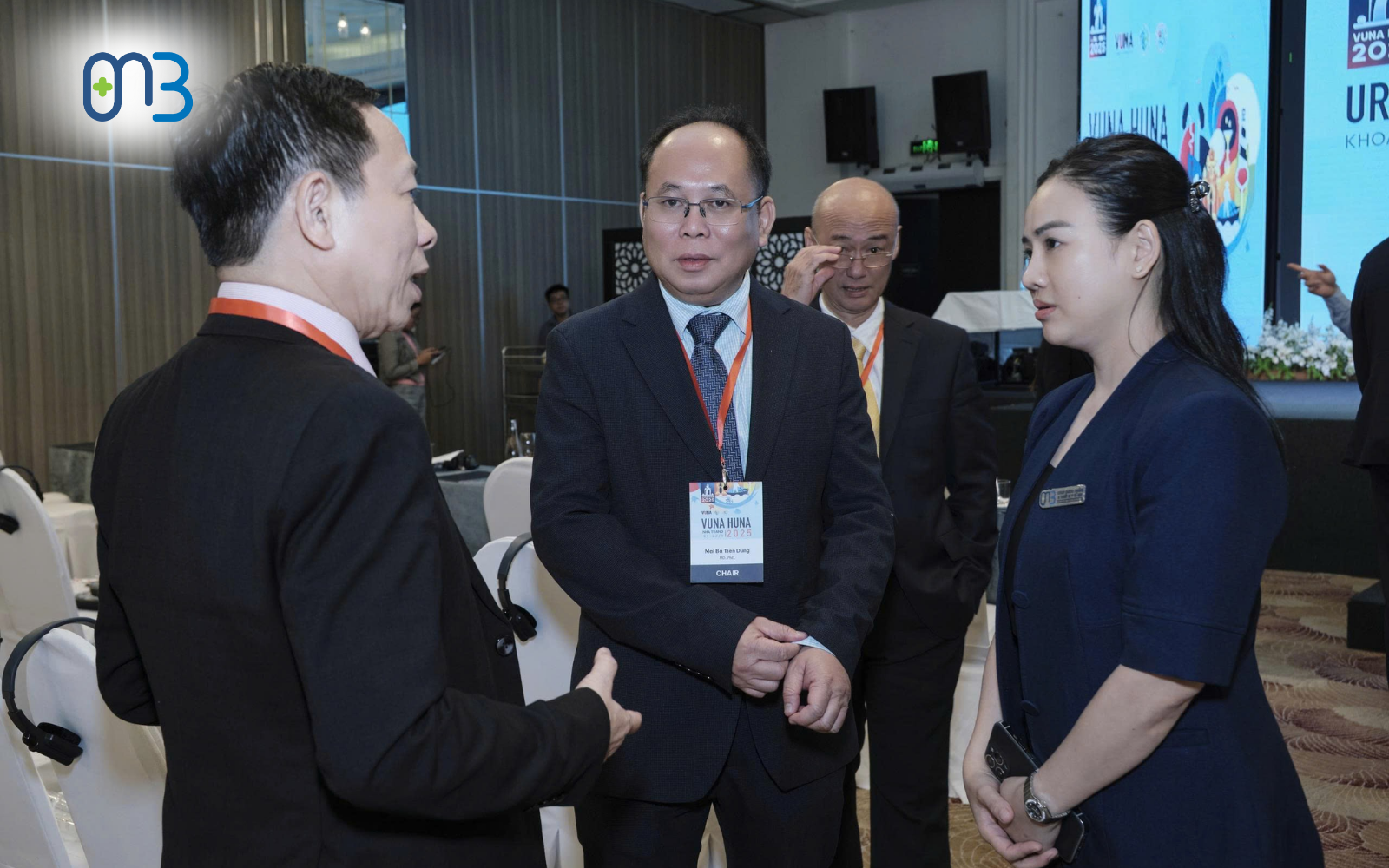 Hình ảnh đại diện MB giao lưu trò chuyện cùng các bác sĩ