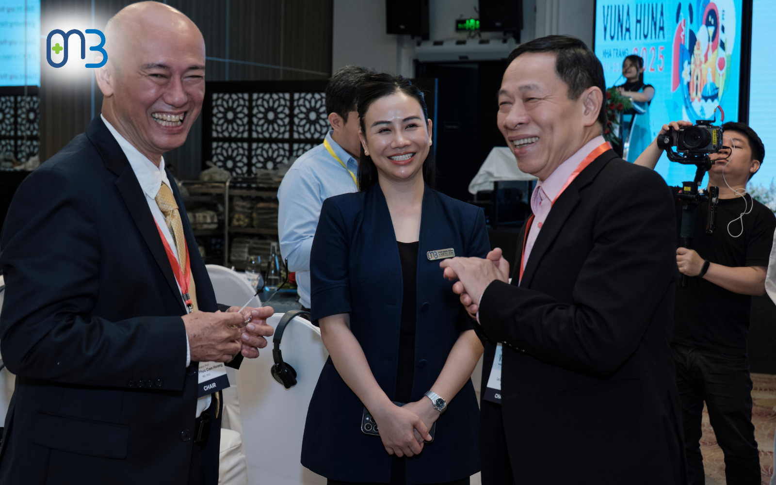 Hình ảnh đại diện MB giao lưu trò chuyện cùng các bác sĩ