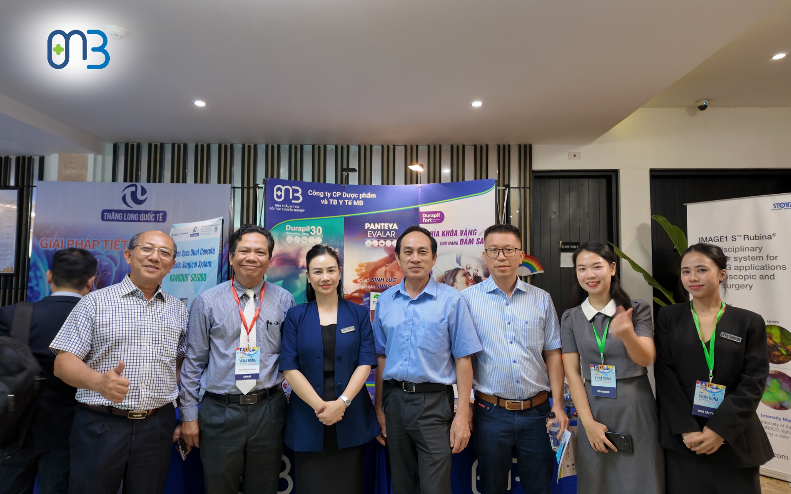 Hình ảnh các bác sĩ tham quan gian hàng trưng bày của MB