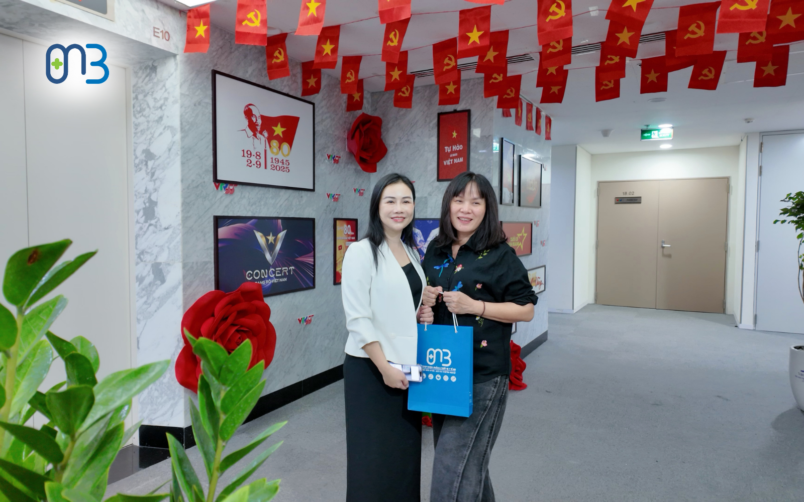 Dược phẩm MB gửi tặng toàn thể ê-kíp những hộp muối giảm Natri – GoodSalt