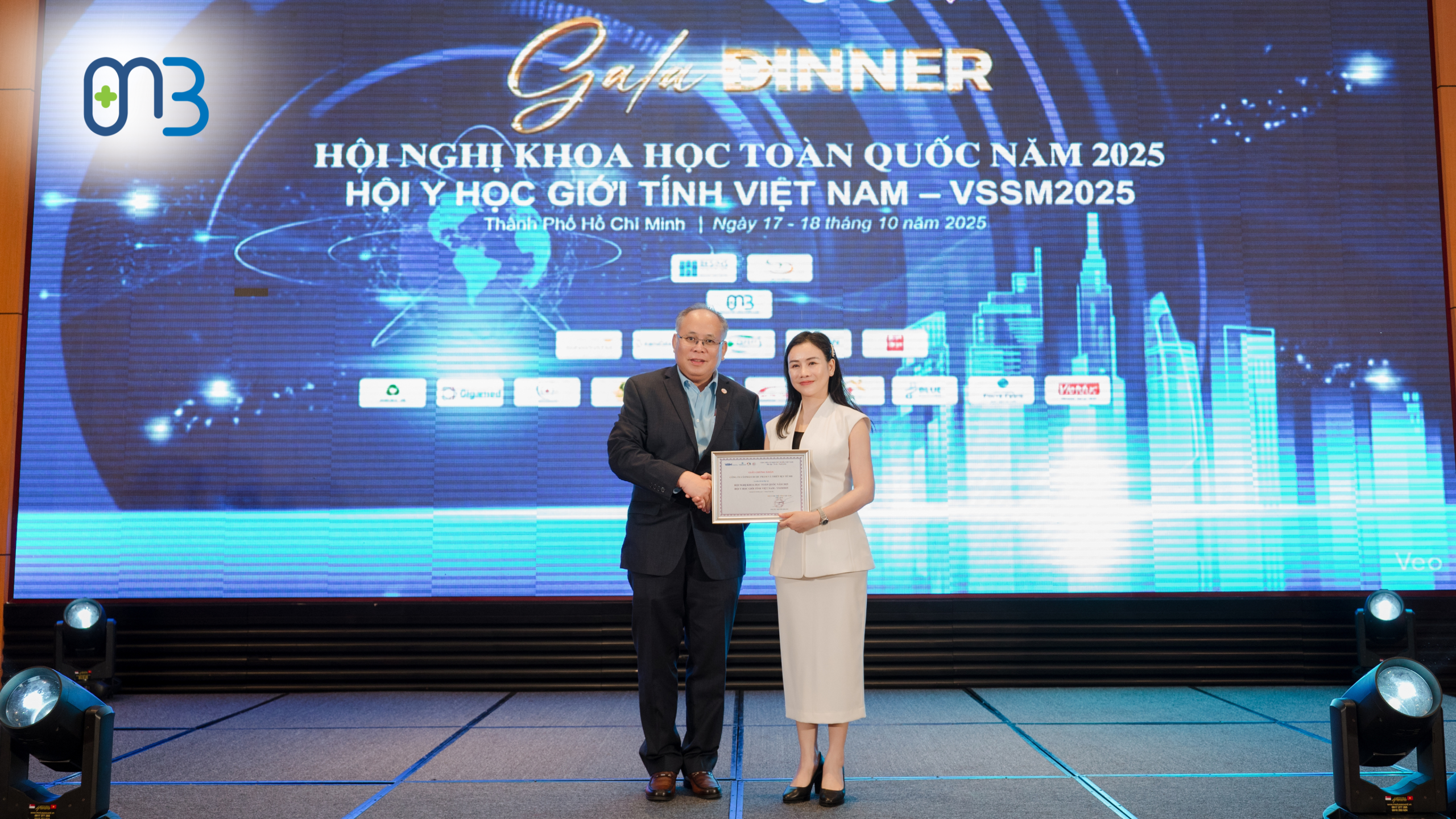 Dược phẩm MB vinh dự được Ban Tổ chức Hội nghị trao tặng Kỷ niệm chương