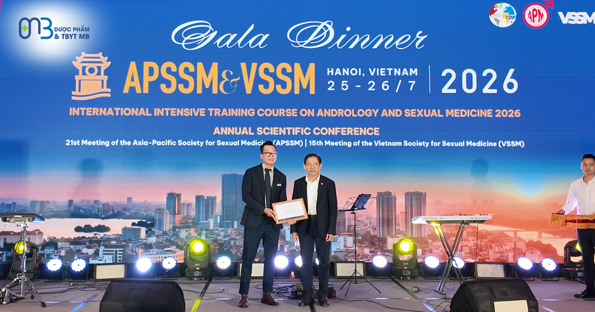 Dược phẩm MB vinh dự được Ban Tổ chức Hội nghị trao tặng Kỷ niệm chương