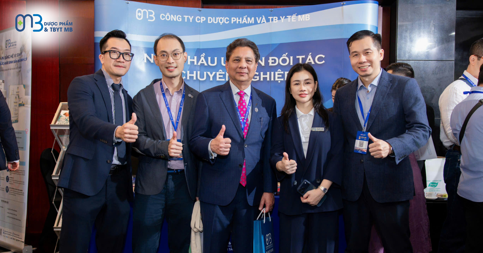 MB chụp ảnh cùng các đại biểu tại hội nghị