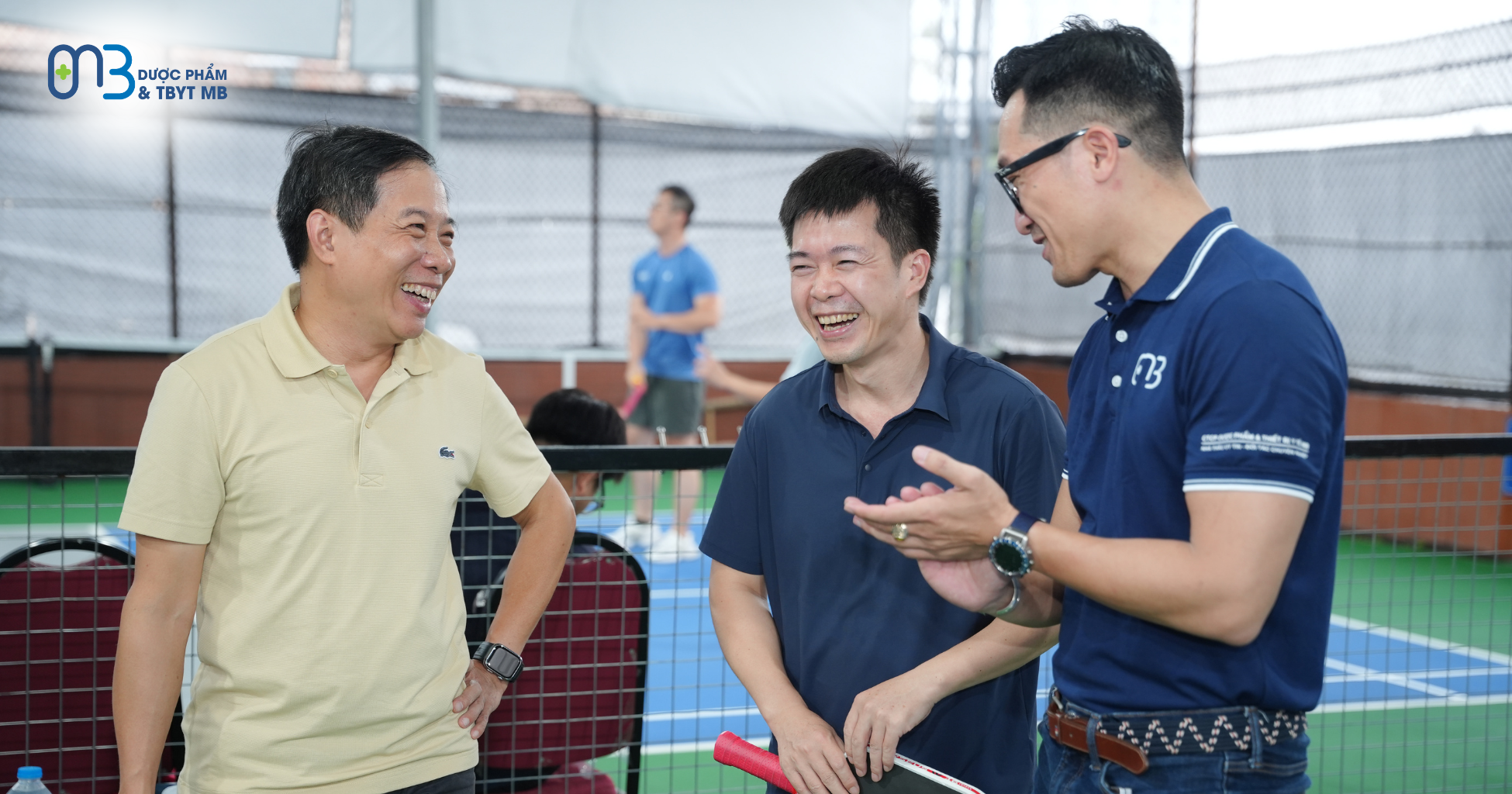 PGS.TS Nguyễn Quang – Chủ tịch Hội Y học Giới tính Việt Nam & BS Lê Văn Tuấn cùng Dược phẩm MB