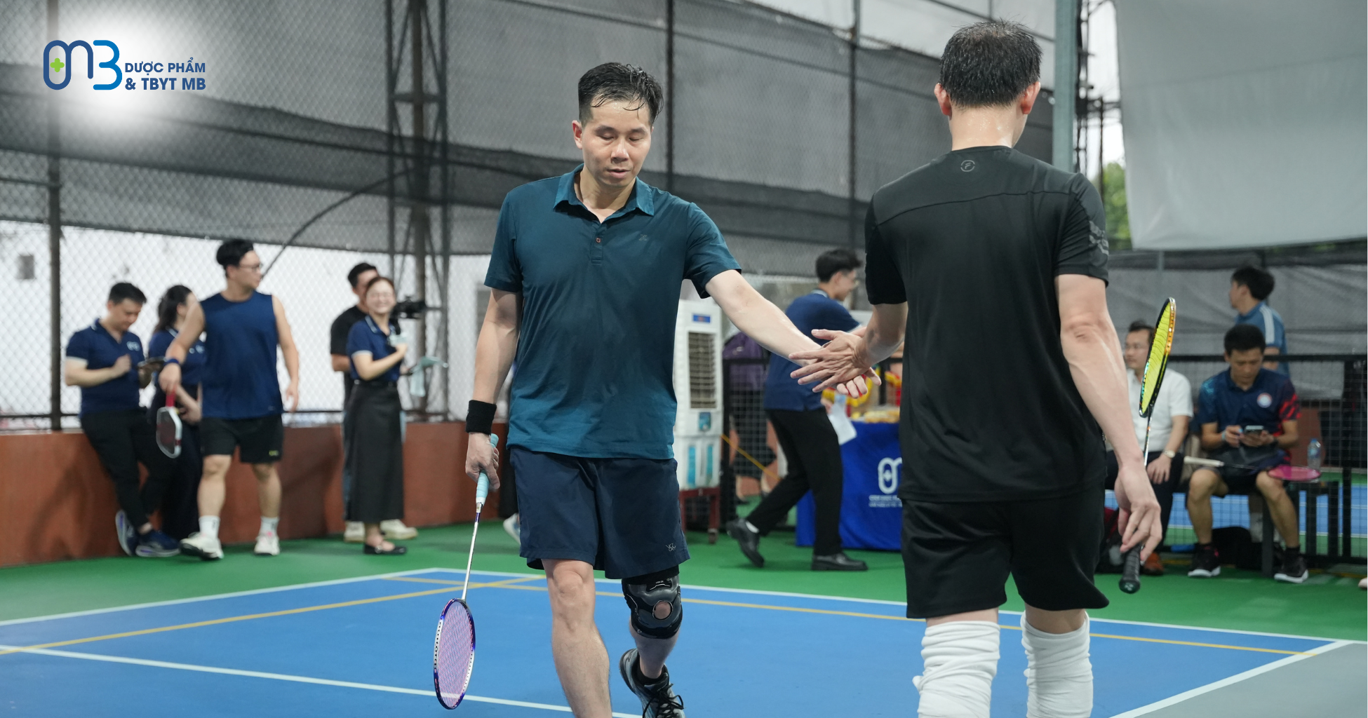 Những cái bắt tay làm nên giá trị của giải đấu