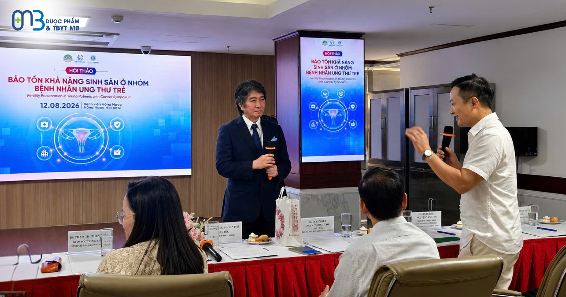 Đại diện các chuyên gia trao đổi cùng GS. Nao Suzuki tại hội thảo để cập nhật kiến thức nâng cao chất lượng chăm sóc người bệnh