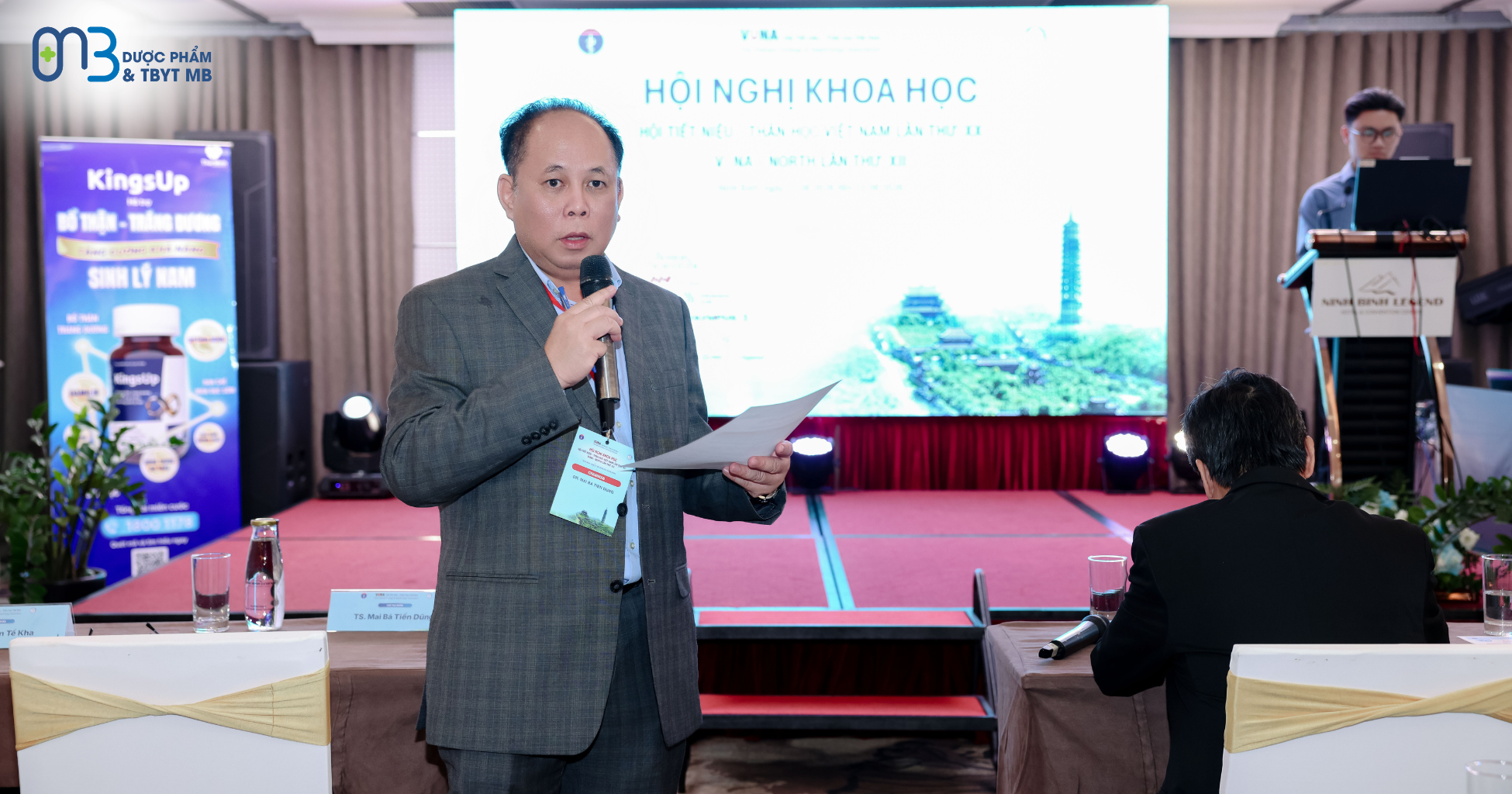 TS.BS Mai Bá Tiến Dũng - Trưởng khoa Nam học Bệnh viện Bình Dân TP.HCM trao đổi học thuật cùng các bác sĩ tại hội thảo