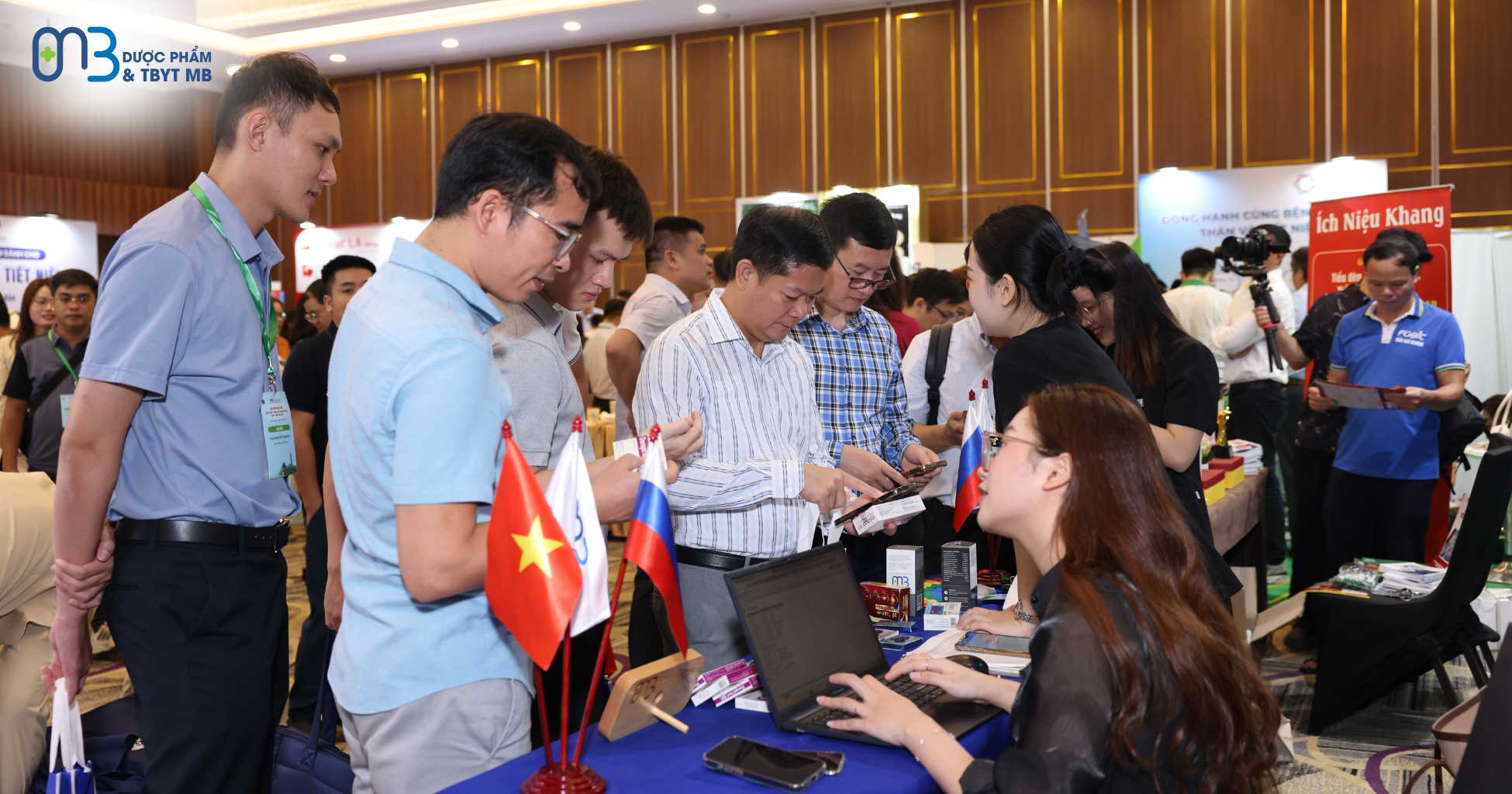 Gian hàng Dược phẩm MB trân trọng đón tiếp và giao lưu cùng các chuyên gia, bác sĩ tại sự kiện