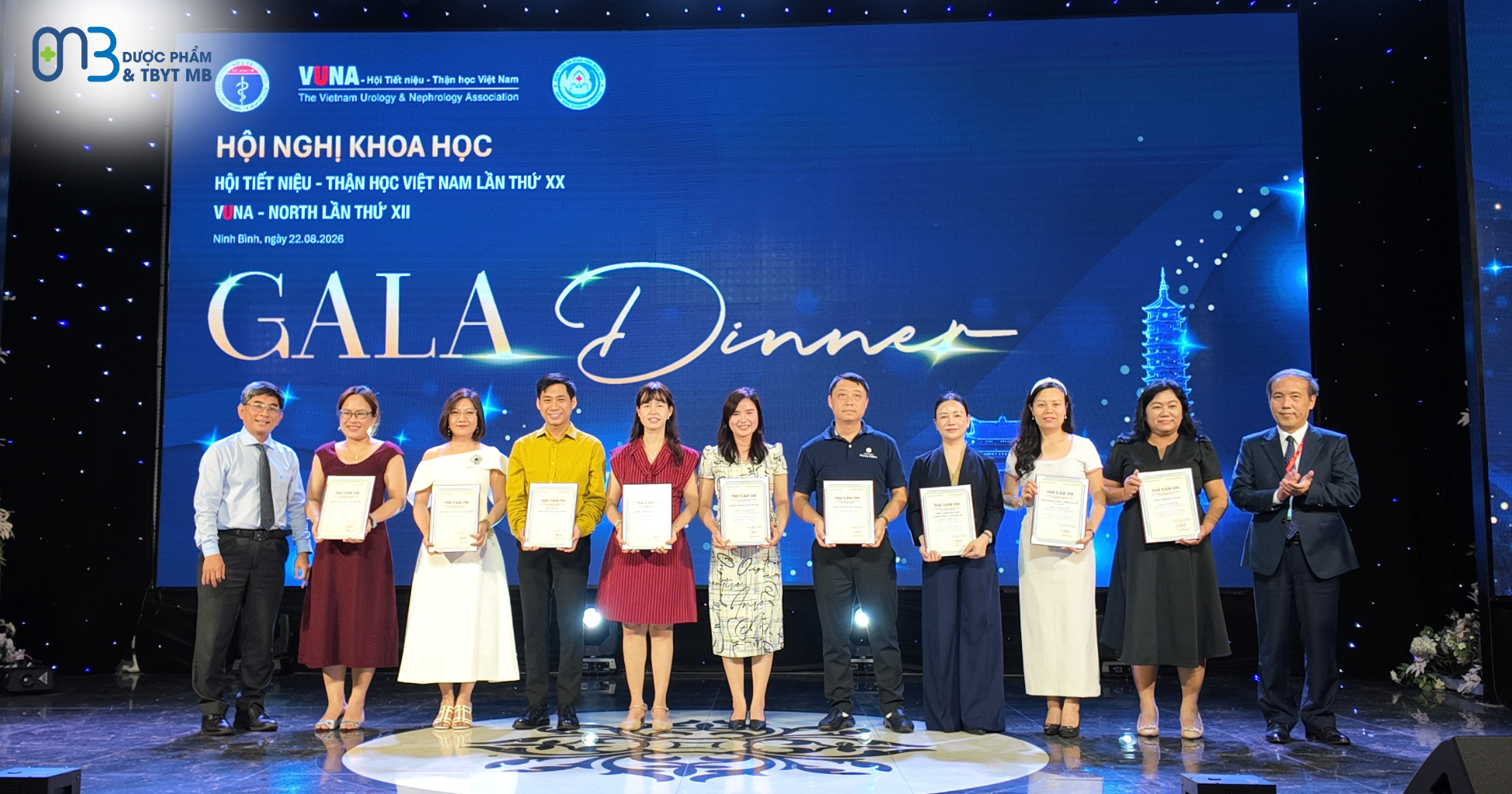 Đại diện Dược phẩm MB nhận chứng nhận tri ân từ Ban Tổ chức VUNA 2026, ghi nhận sự đồng hành và đóng góp của MB cho chương trình