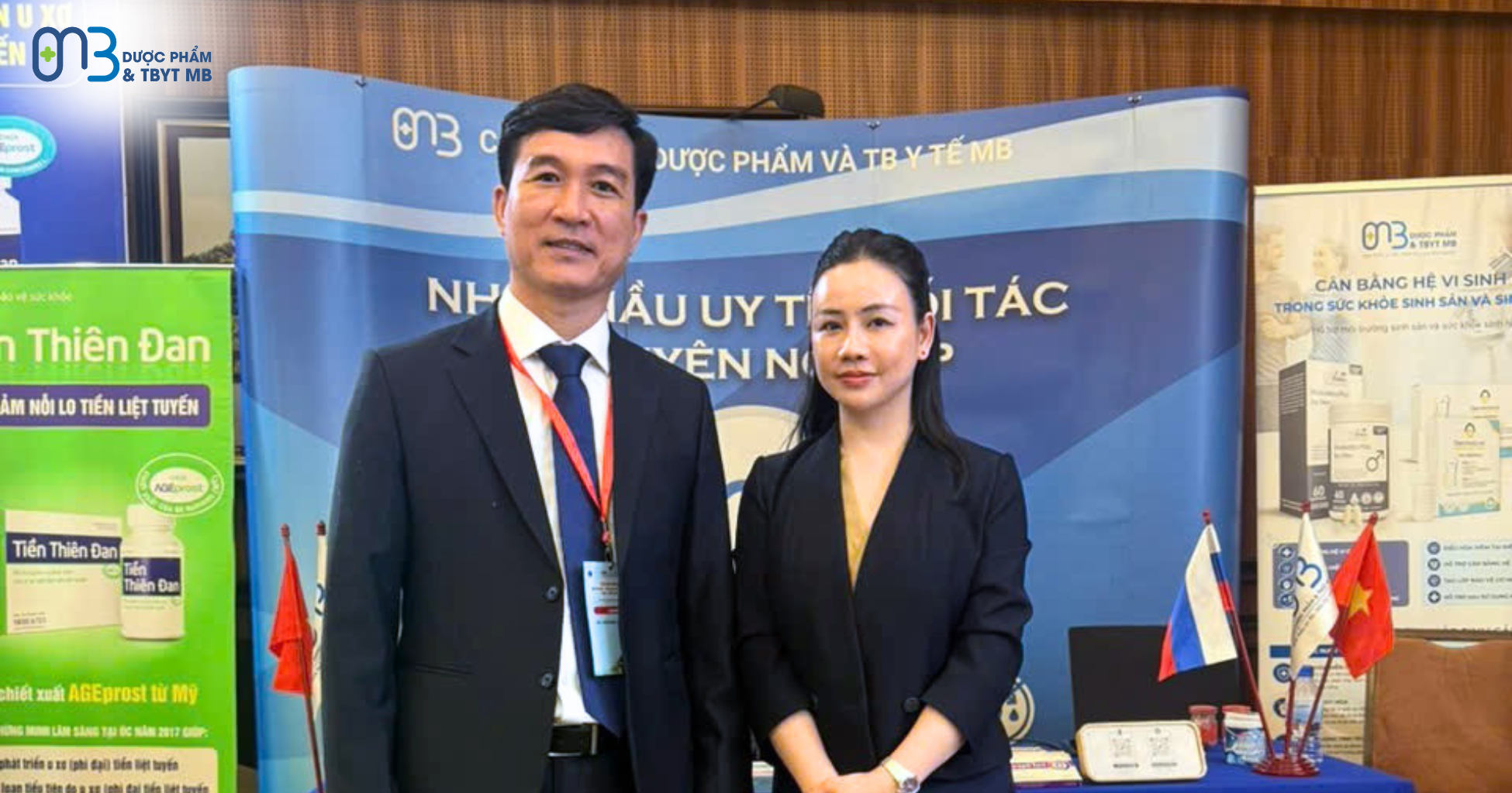 TS.BS Nghiêm Trung Dũng - Giám đốc Trung tâm Thận - Tiết niệu và Lọc Máu tại Bệnh Viện Bạch mai chụp ảnh lưu niệm cùng Đại diện Dược phẩm MB