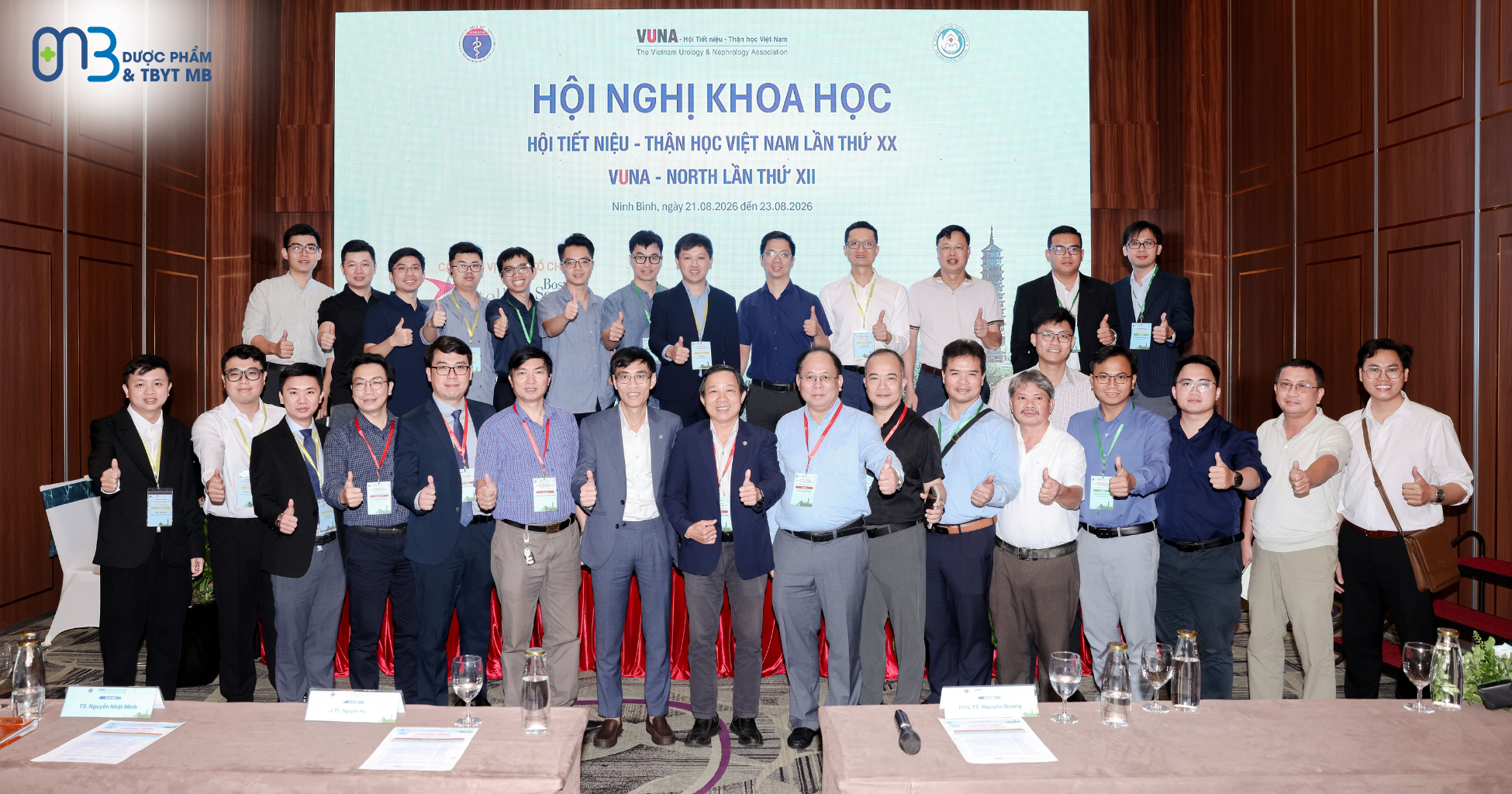 Đội ngũ chuyên gia, bác sĩ cùng hội ngộ tại sự kiện, tạo nên những khoảnh khắc kết nối và giao lưu ý nghĩa