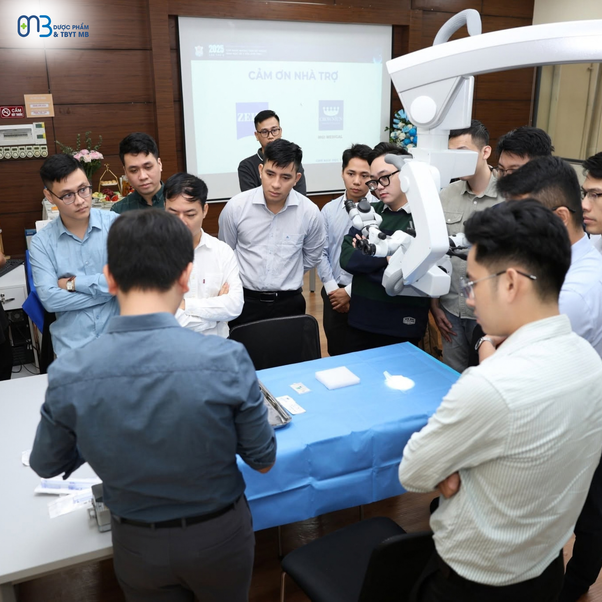 Các bác sĩ tham gia lớp thực hành lâm sàng tại CME 2025, trực tiếp quan sát và trao đổi về kỹ thuật nội soi với sự hướng dẫn của chuyên gia.